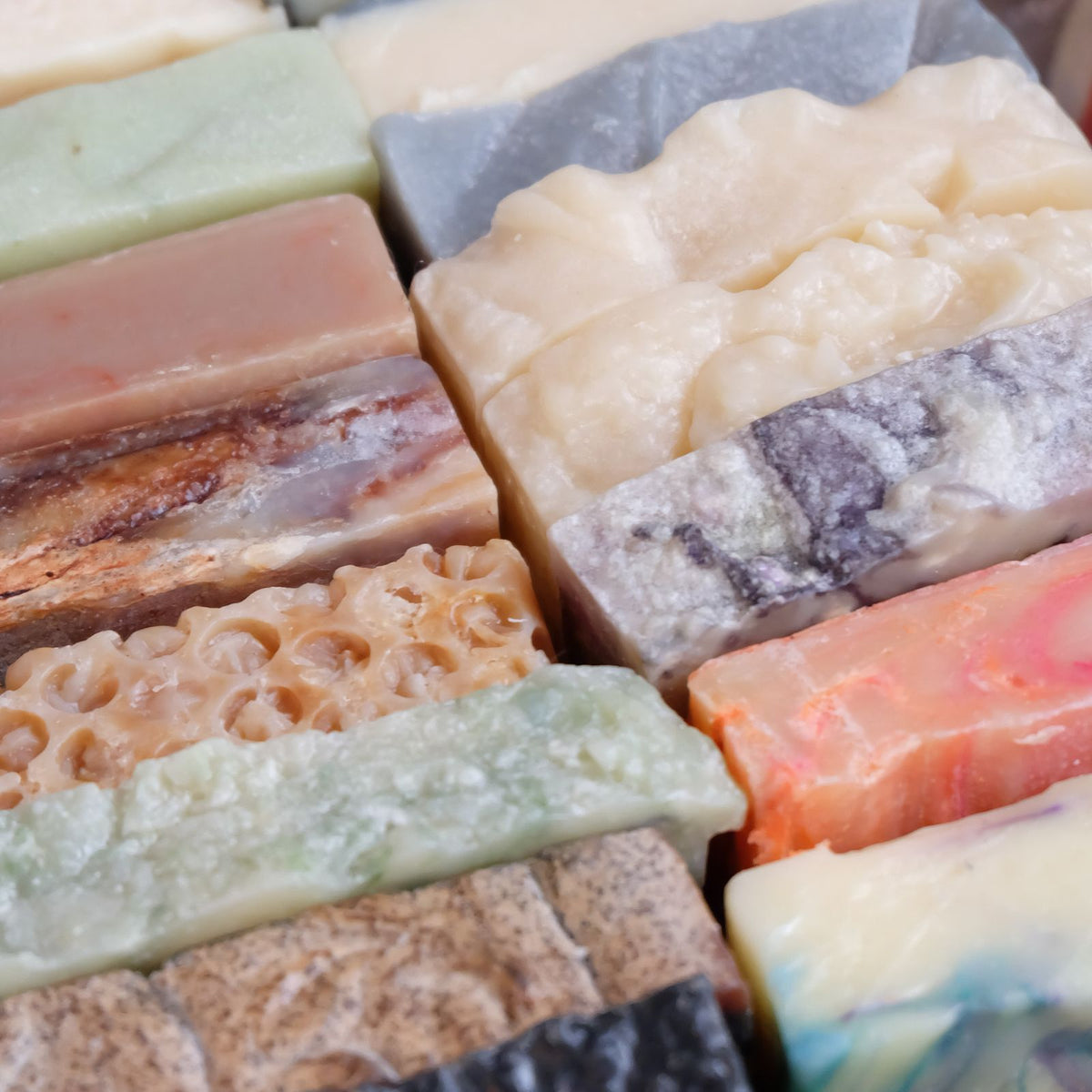 Savons artisanaux de couleurs et de textures variées